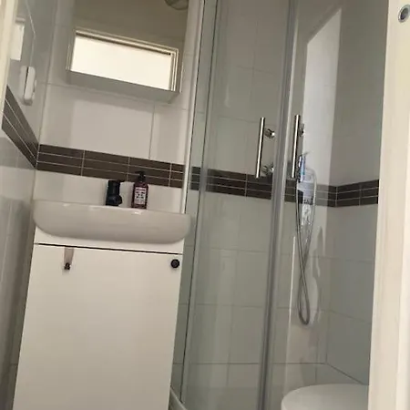 Cozy Apt Near Castle شقة *