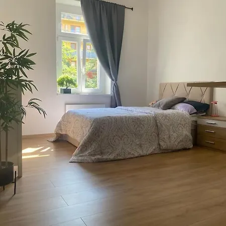 Cozy Apt Near Castle شقة براغ